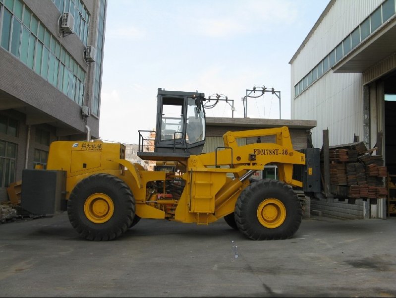 福大機械FDM788T-36輪式叉裝車新產(chǎn)品鑒定會在福州召開